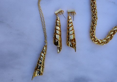 Ribbon Pendant Necklace