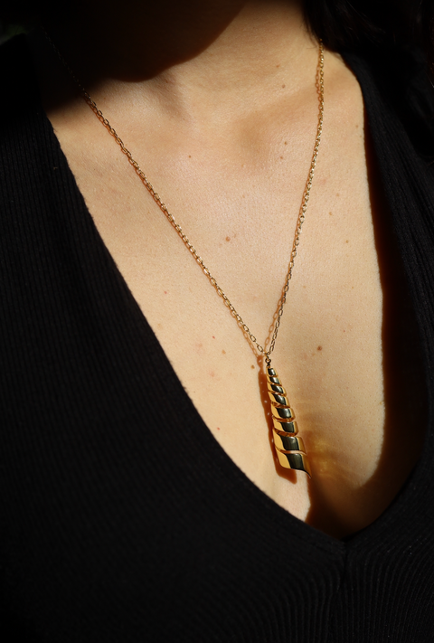 Ribbon Pendant Necklace
